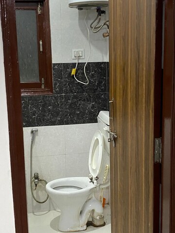 Bathroom in 1.5 BHK Builder Floor at Mayur Vihar – for Rent