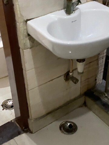 Bathroom in 1.5 BHK Builder Floor at Mayur Vihar – for Rent