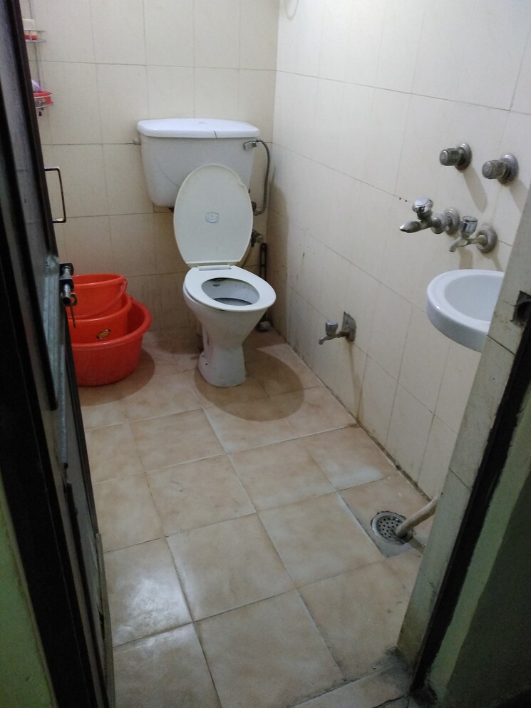 Bathroom, lajpat nagar 4 1 Bedroom 567 Sq.Ft. Builder Floor In Lajpat Nagar 4 Delhi 8799383