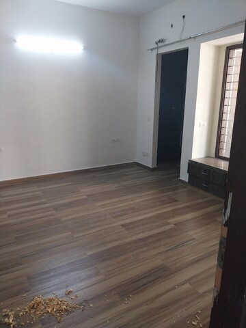 Furnished Amenities in 4 BHK Builder Floor at BPTP Parklands, Sector 76 – for Rent