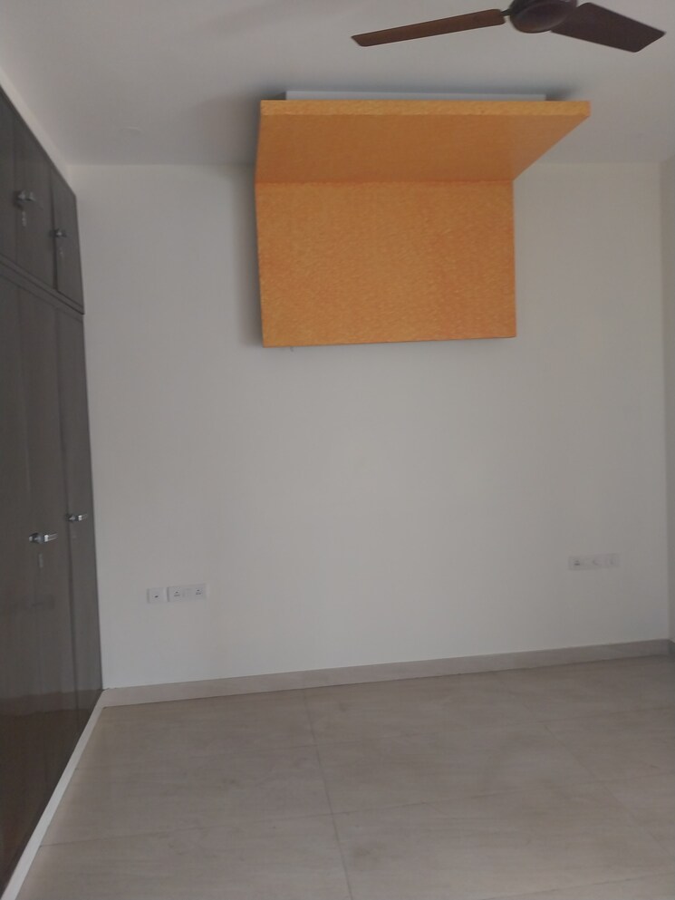 Room, bptp-parklands 4 Bedroom 300 Sq.Yd. Builder Floor In Sector 76 Faridabad 8799548