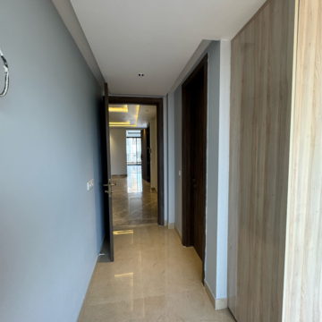Building Lobby in 4 BHK Builder Floor at Dlf City Phase 3 – for Sale