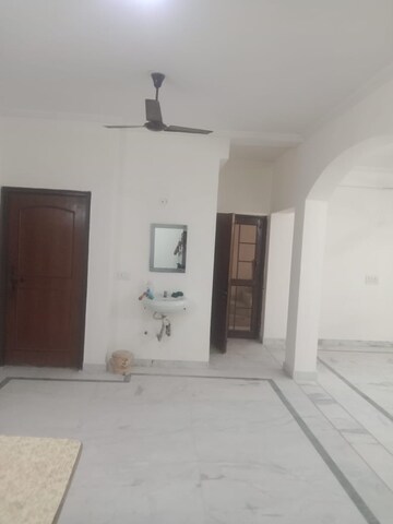 Room in 3 BHK Independent House at RWA Apartments Sector 52, Sector 52 – for Rent