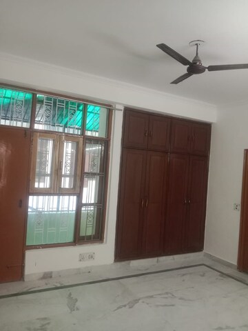 Room in 3 BHK Independent House at RWA Apartments Sector 52, Sector 52 – for Rent