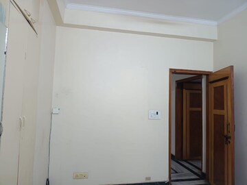Room in 3 BHK Independent House at RWA Apartments Sector 52, Sector 52 – for Rent