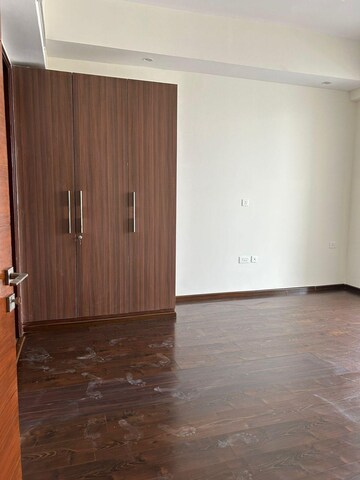 Room in 3.5 BHK Apartment at Antriksh Nature, Sector 52 – for Sale