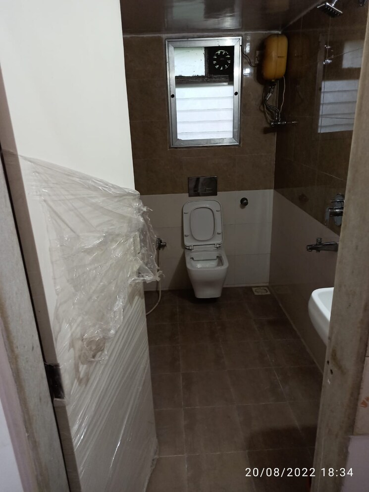 Bathroom, juhu 1 Bedroom 500 Sq.Ft. Apartment In Juhu Mumbai 8799642