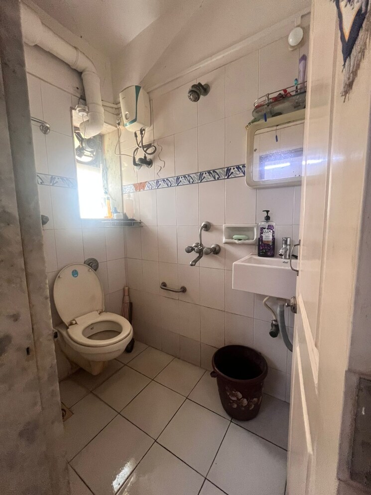 Bathroom, andheri west 1.5 Bedroom 600 Sq.Ft. Apartment In Andheri West Mumbai 8799650