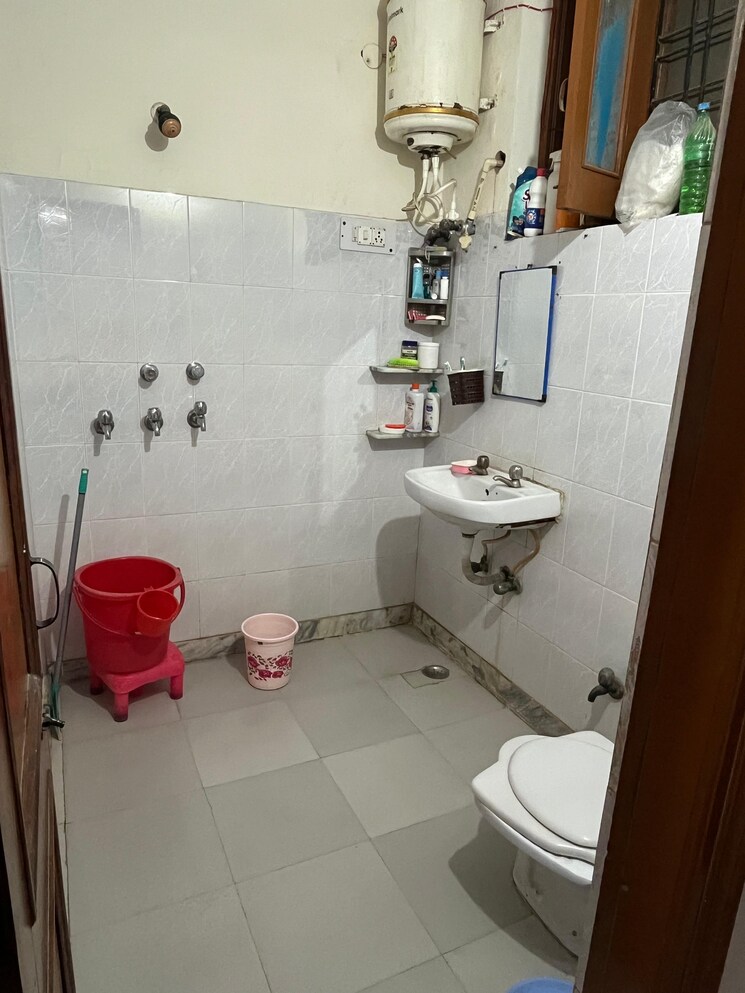 Bathroom, sector 9a 2 Bedroom 700 Sq.Ft. Independent House In Sector 9a Gurgaon 8799649