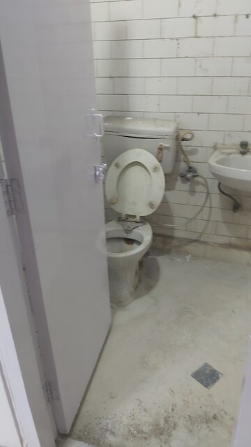 Bathroom in 2.5 BHK Apartment at Indian Express Apartments, Mayur Vihar 1 – for Rent