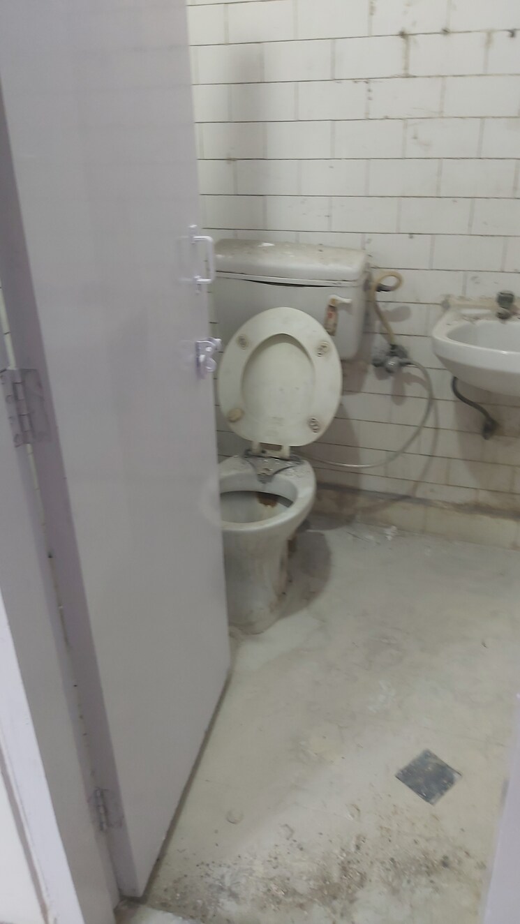 Bathroom, indian-express-apartments 2.5 Bedroom 850 Sq.Ft. Apartment In Mayur Vihar 1 Delhi 8799668