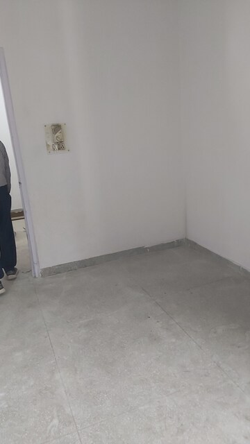 Furnished Amenities in 2.5 BHK Apartment at Indian Express Apartments, Mayur Vihar 1 – for Rent