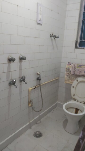 Bathroom in 2.5 BHK Apartment at Indian Express Apartments, Mayur Vihar 1 – for Rent