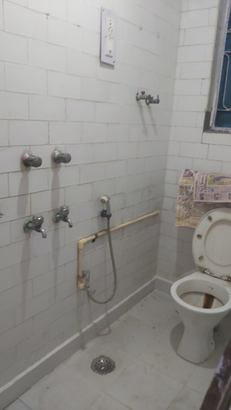 Bathroom, indian-express-apartments 2.5 Bedroom 850 Sq.Ft. Apartment In Mayur Vihar 1 Delhi 8799668