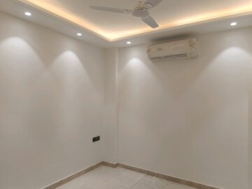 Room in 4 BHK Builder Floor at Navjeevan Vihar – for Rent