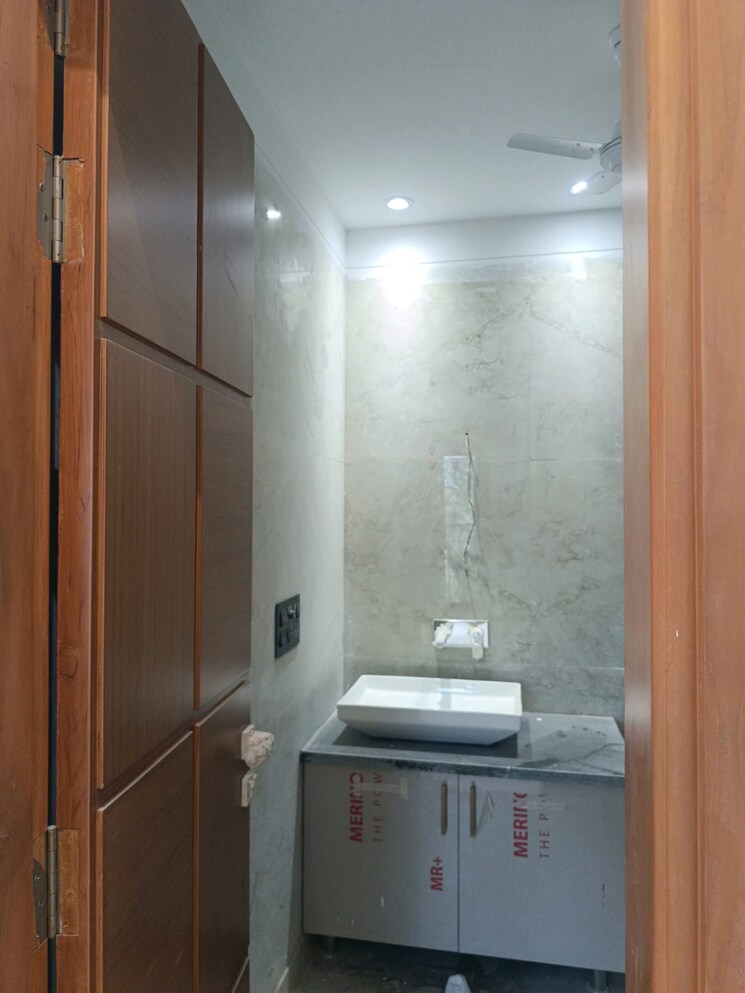 Bathroom, navjeevan vihar 4 Bedroom 265 Sq.Yd. Builder Floor In Navjeevan Vihar Delhi 8799712