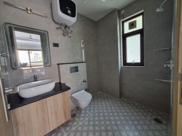 Bathroom in 1 BHK Builder Floor at Experion One 42, Sector 42 – for Rent