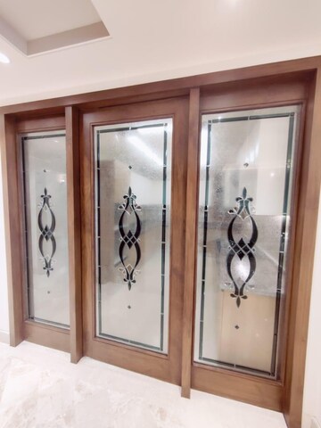 Furnished Amenities in 4 BHK Builder Floor at Sarvodaya Enclave – for Rent