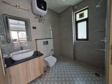 Bathroom in 1 BHK Builder Floor at Experion One 42, Sector 42 – for Rent
