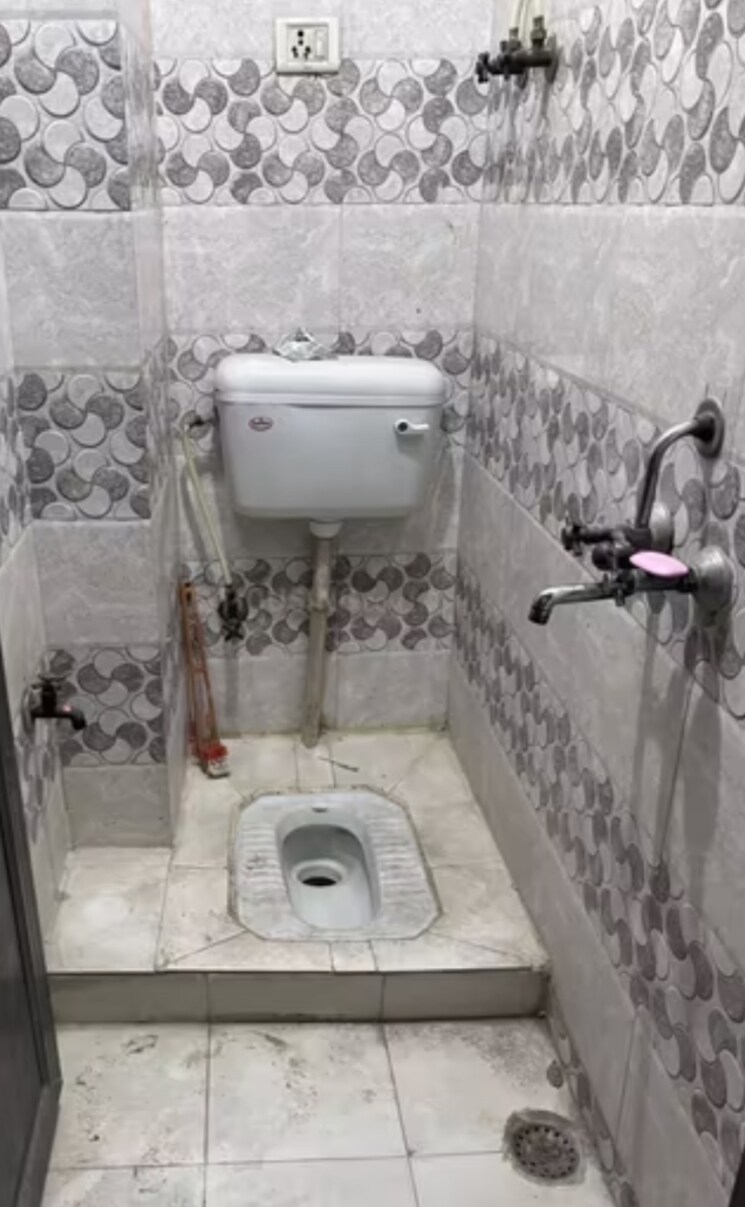 Bathroom, jawahar park 3 Bedroom 1000 Sq.Ft. Builder Floor In Jawahar Park Delhi 8799748