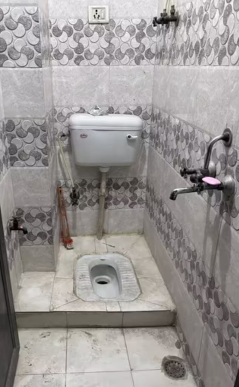 Bathroom, jawahar park 3 Bedroom 1000 Sq.Ft. Builder Floor In Jawahar Park Delhi 8799748