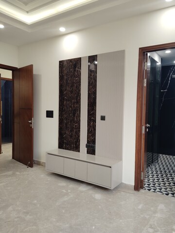 Room in 3 BHK Builder Floor at Navbharat Apartments, Paschim Vihar – for Rent