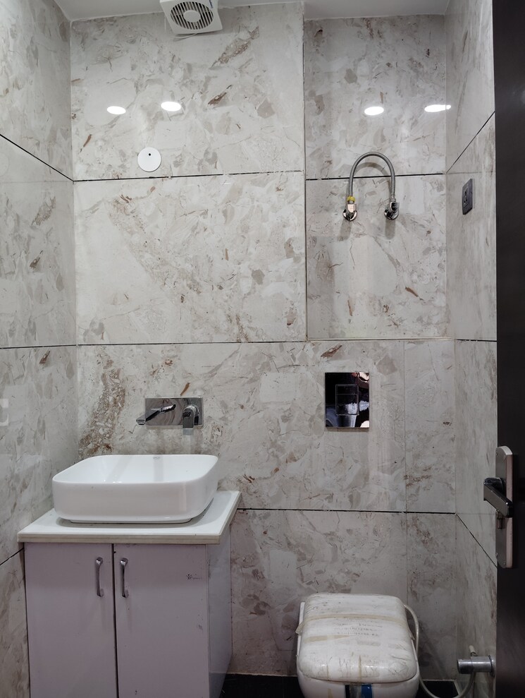 Attached Bathroom, prachin-apartment 3 Bedroom 1350 Sq.Ft. Apartment In Paschim Vihar Delhi 8799821