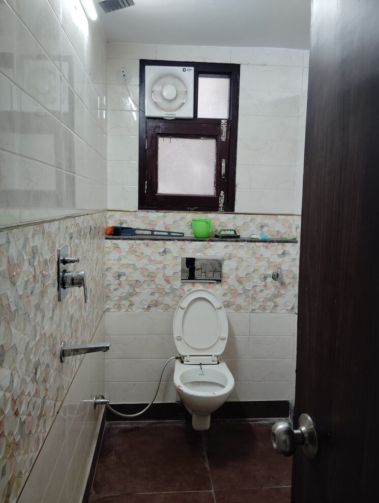 Bathroom, navbharat-apartments 2.5 Bedroom 1000 Sq.Ft. Apartment In Paschim Vihar Delhi 8799825