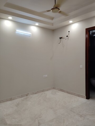 Room in 2.5 BHK Builder Floor at Madhur Apartment, Paschim Vihar – for Rent