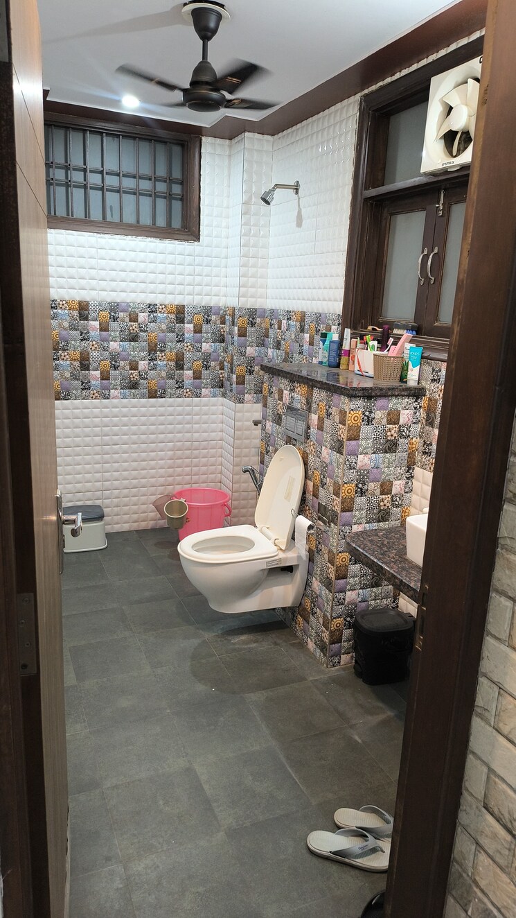 Bathroom, unitech-south-city-ii 2 Bedroom 1300 Sq.Ft. Builder Floor In Sector 50 Gurgaon 8799837