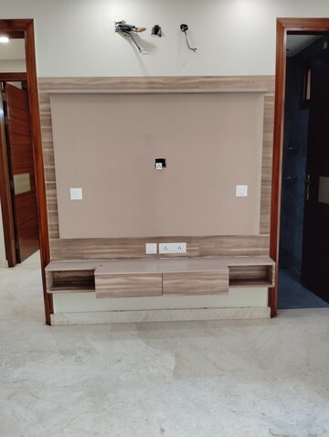 Room in 3 BHK Apartment at Shubh Niketan Apartments, Paschim Vihar – for Rent