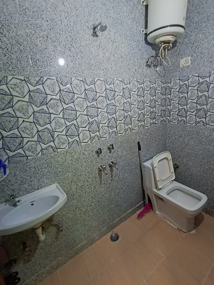 Bathroom, malviya nagar 2 Bedroom 1000 Sq.Ft. Builder Floor In Malviya Nagar Delhi 8799870