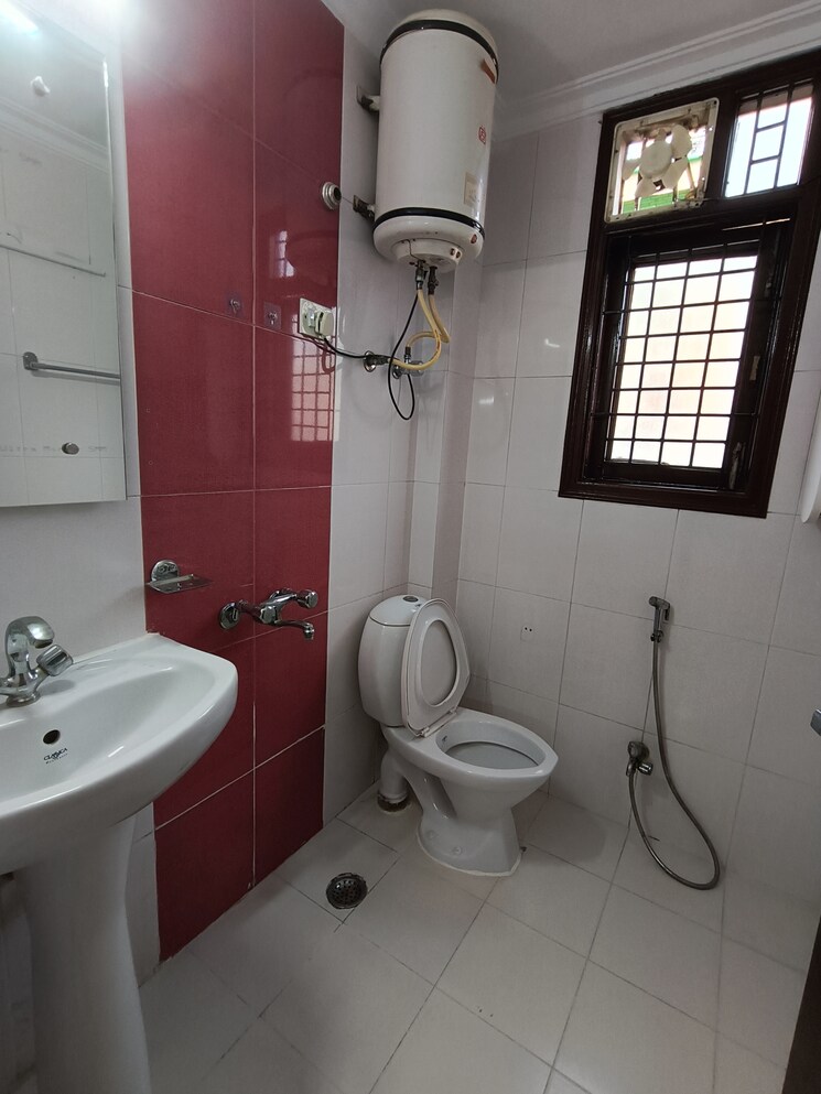 Bathroom, malviya nagar 2 Bedroom 1000 Sq.Ft. Builder Floor In Malviya Nagar Delhi 8799879