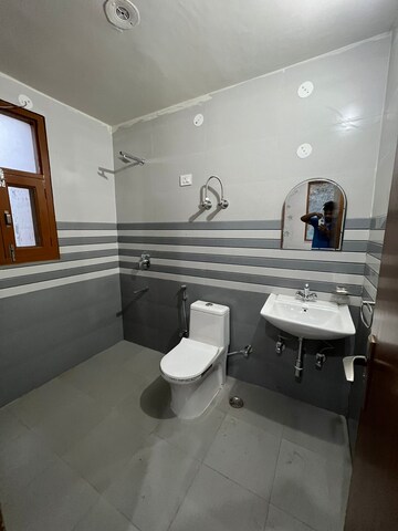 Master Bedroom in 2 BHK Builder Floor at Sector 40 – for Rent