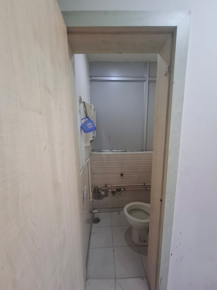  Parking, netaji subhash place Commercial Office Space 325 Sq.Ft. In Netaji Subhash Place Delhi 8799921