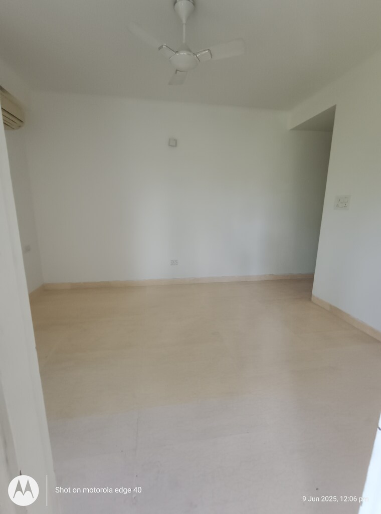 Room, lajpat nagar iii 5 Bedroom 400 Sq.Yd. Builder Floor In Lajpat Nagar Iii Delhi 8799988