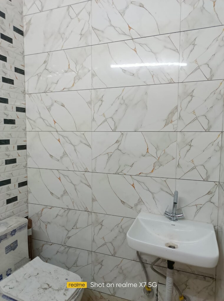Bathroom, lajpat nagar 4 3 Bedroom 1800 Sq.Ft. Builder Floor In Lajpat Nagar 4 Delhi 8800105