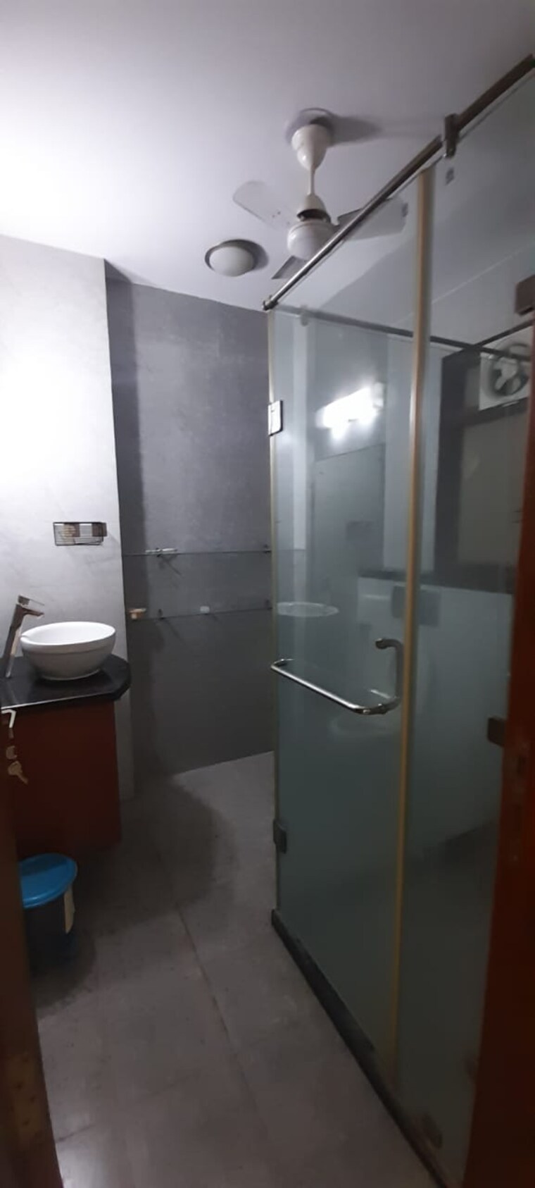 Bathroom, east of kailash 3 Bedroom 1450 Sq.Ft. Builder Floor In East Of Kailash Delhi 8800124