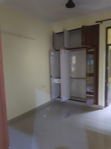 Room in 4 BHK Apartment at Godrej Woods, Sector 43 – for Sale