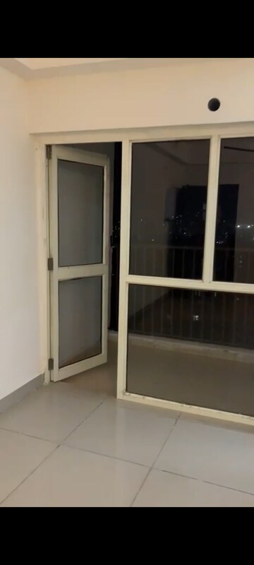 Room in 3 BHK Apartment at Panchsheel Greens, Sector 16 Greater Noida – for Rent