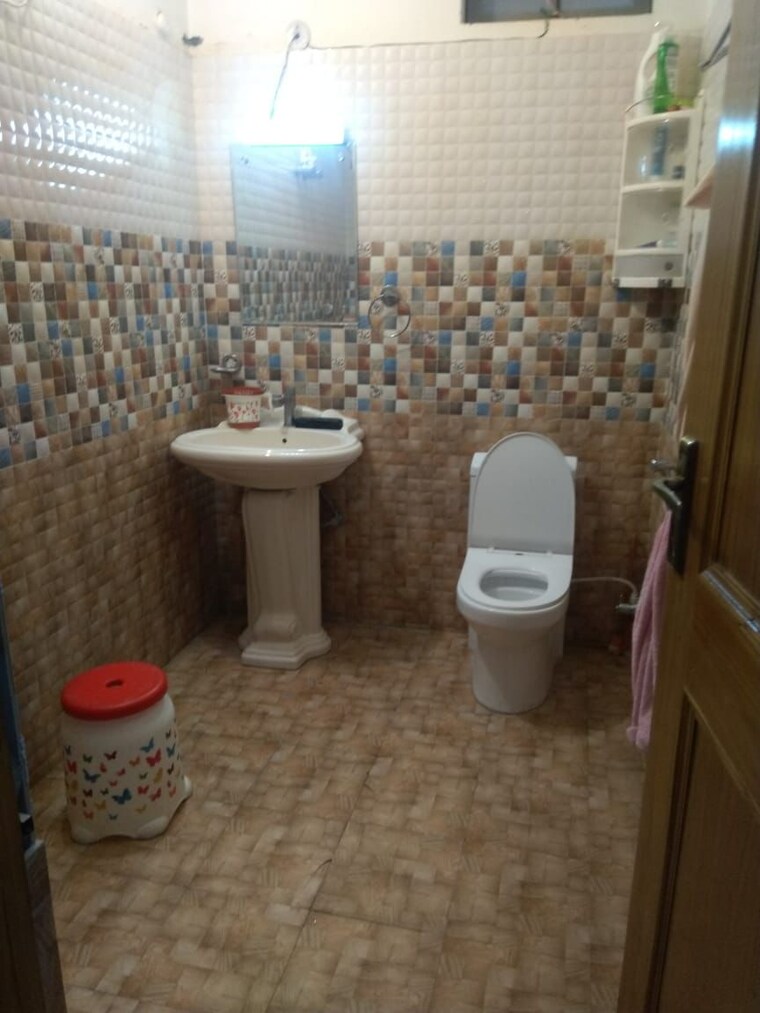 Bathroom, jakhan rajpur road 4 Bedroom 233 Sq.Yd. Villa In JakhaN Rajpur Road Dehradun 8800276