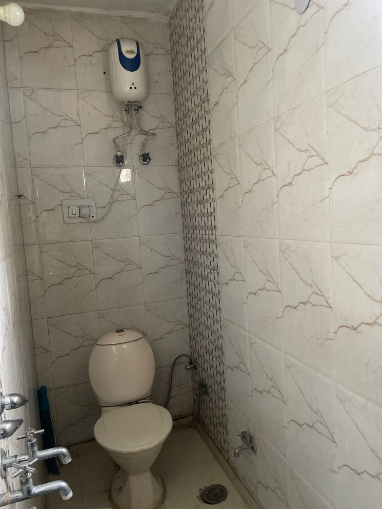 Bathroom, tagore garden 1 Bedroom 400 Sq.Ft. Builder Floor In Tagore Garden Delhi 8800350