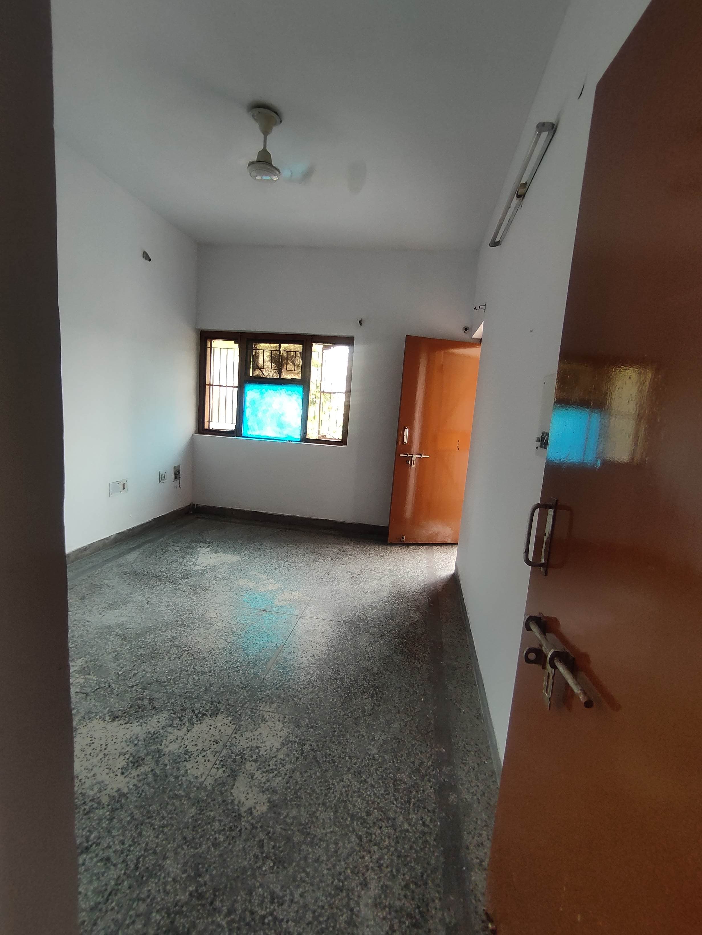 1 BHK + Extra Room Apartment For Rent in RWA Metro Apartments