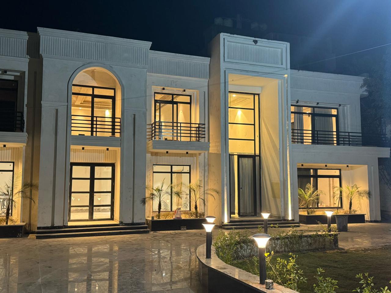 6 BHK + Pooja Room,Servant Room,Study Room Builder Floor For Sale in Sainik Farm