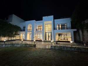 6 BHK Builder Floor – Exterior View View at Sainik Farm - for Sale