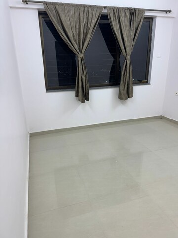 Room in 3 BHK Apartment at Nirmal Zircon, Mulund West – for Rent