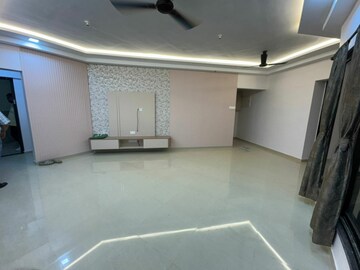 Room in 3 BHK Apartment at Nirmal Zircon, Mulund West – for Rent