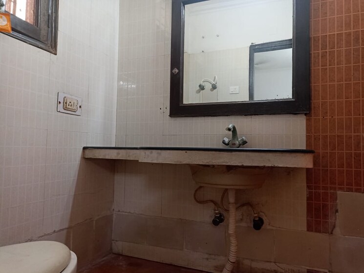 Bathroom, sector 47 2 Bedroom 1000 Sq.Ft. Builder Floor In Sector 47 Noida 8800580