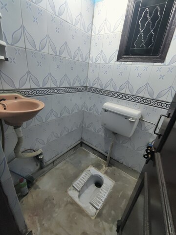 Bathroom in 1.5 BHK Builder Floor at Vaishali Media Apartment, Vaishali Sector 5 – for Rent