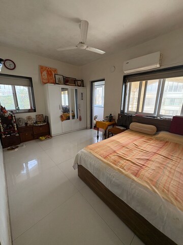Bedroom in 2 BHK Apartment at Parag Mansion Chs , Andheri West – for Rent